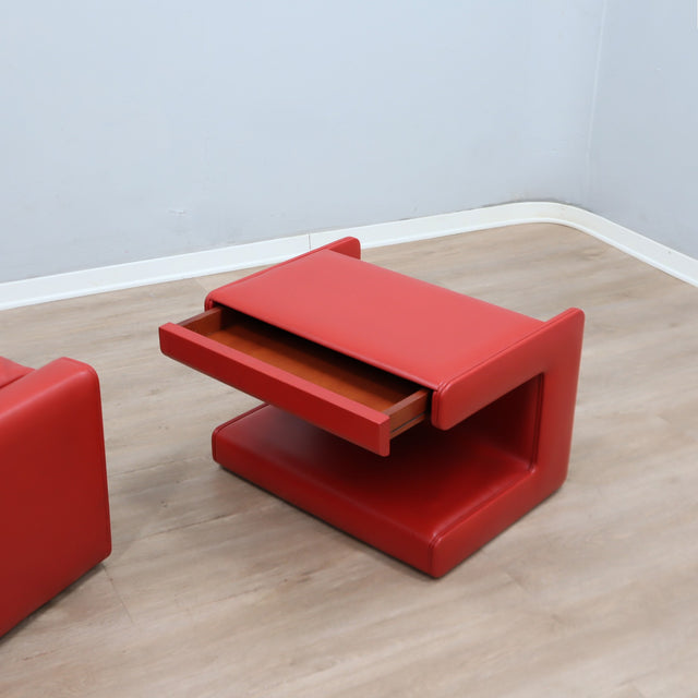1970s Luigi Massoni for Poltrona Frau red leather lounge chair with storage ottoman.  Fauteuil de chambre en cuir rouge années 70