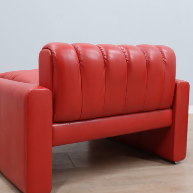 1970s Luigi Massoni for Poltrona Frau red leather lounge chair with storage ottoman.  Fauteuil de chambre en cuir rouge années 70