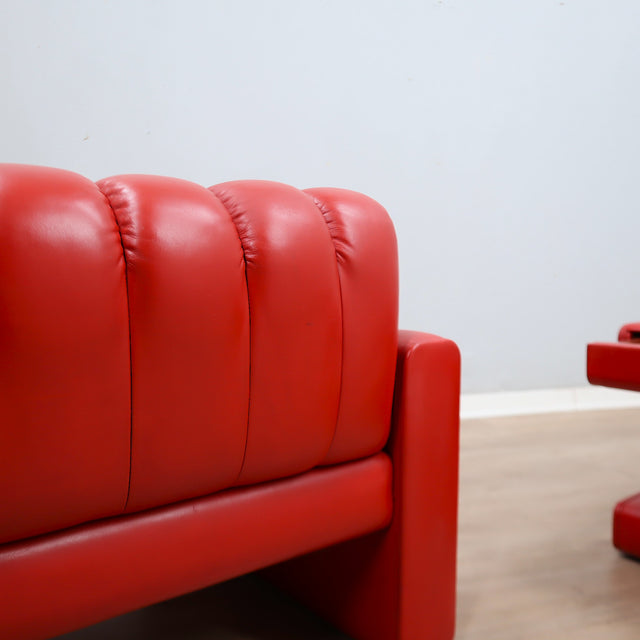 1970s Luigi Massoni for Poltrona Frau red leather lounge chair with storage ottoman.  Fauteuil de chambre en cuir rouge années 70