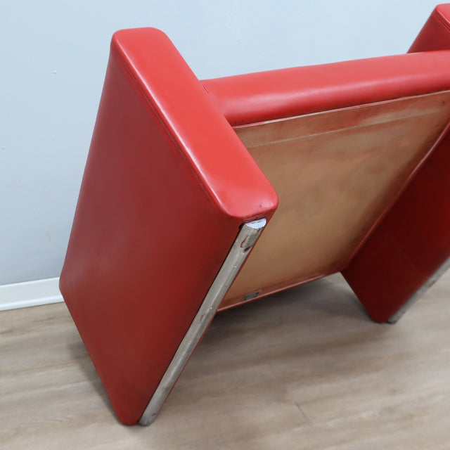 1970s Luigi Massoni for Poltrona Frau red leather lounge chair with storage ottoman.  Fauteuil de chambre en cuir rouge années 70