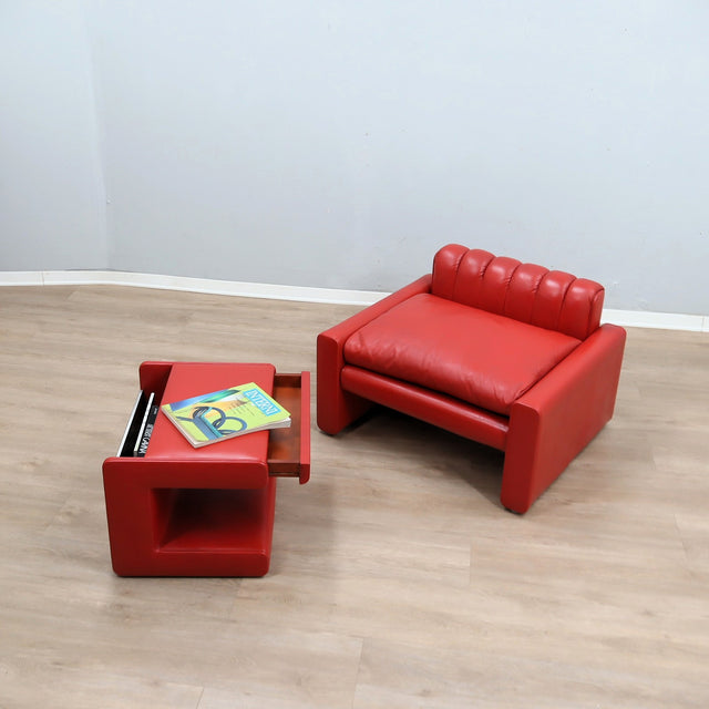 1970s Luigi Massoni for Poltrona Frau red leather lounge chair with storage ottoman.  Fauteuil de chambre en cuir rouge années 70