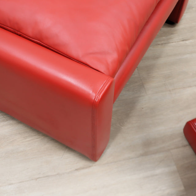 1970s Luigi Massoni for Poltrona Frau red leather lounge chair with storage ottoman.  Fauteuil de chambre en cuir rouge années 70