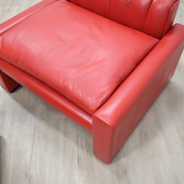 1970s Luigi Massoni for Poltrona Frau red leather lounge chair with storage ottoman.  Fauteuil de chambre en cuir rouge années 70
