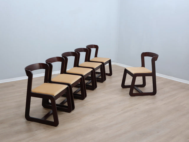Six 1970s Italian mahogany chairs with golden velvet seats; chaises en acajou et velours; sedie vintage in mogano e velluto; Mahagoni Samt Stühle.