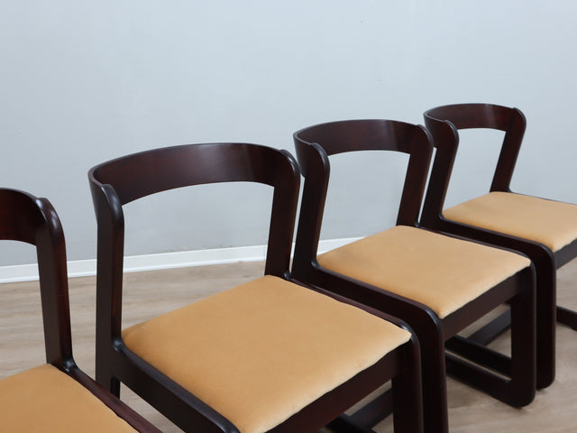Six 1970s Italian mahogany chairs with golden velvet seats; chaises en acajou et velours; sedie vintage in mogano e velluto; Mahagoni Samt Stühle.