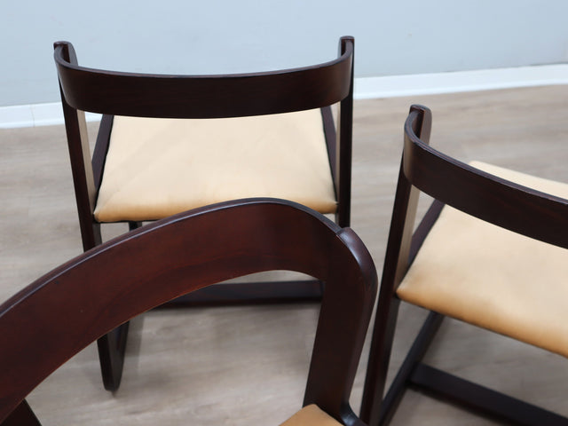 Six 1970s Italian mahogany chairs with golden velvet seats; chaises en acajou et velours; sedie vintage in mogano e velluto; Mahagoni Samt Stühle.