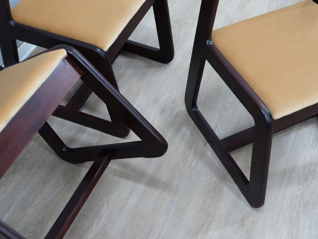 Six 1970s Italian mahogany chairs with golden velvet seats; chaises en acajou et velours; sedie vintage in mogano e velluto; Mahagoni Samt Stühle.