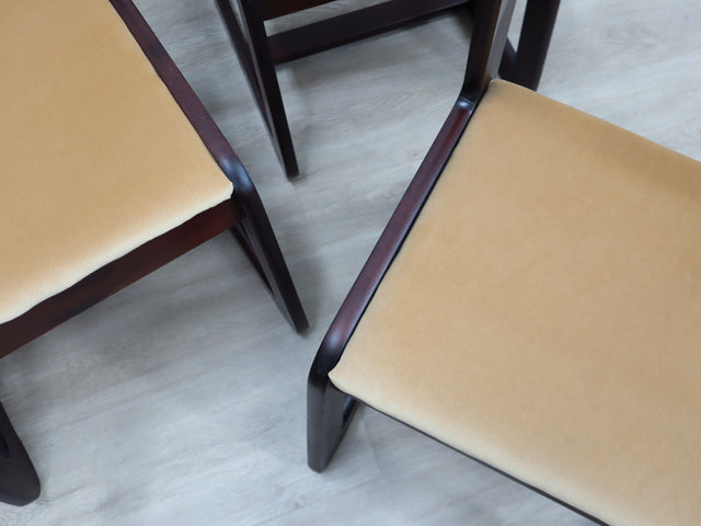 Six 1970s Italian mahogany chairs with golden velvet seats; chaises en acajou et velours; sedie vintage in mogano e velluto; Mahagoni Samt Stühle.