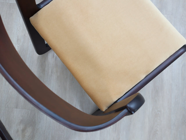 Six 1970s Italian mahogany chairs with golden velvet seats; chaises en acajou et velours; sedie vintage in mogano e velluto; Mahagoni Samt Stühle.