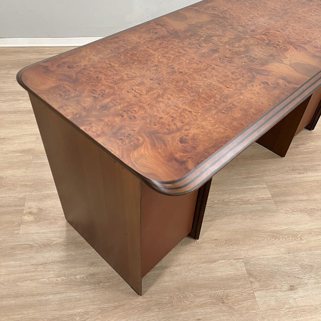 Maxalto Artona desk by Scarpa in walnut burl & cognac leather. Scrivania vintage design italiano. Bureau en loupe de noyer. Luxus Schreibtisch.