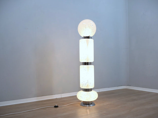 Vintage Mazzega Murano Totem floor lamp, 1960s Italian design, hand-blown lattimo glass. Lampadaire design italien en verre de Murano. Stehlampe Glas.