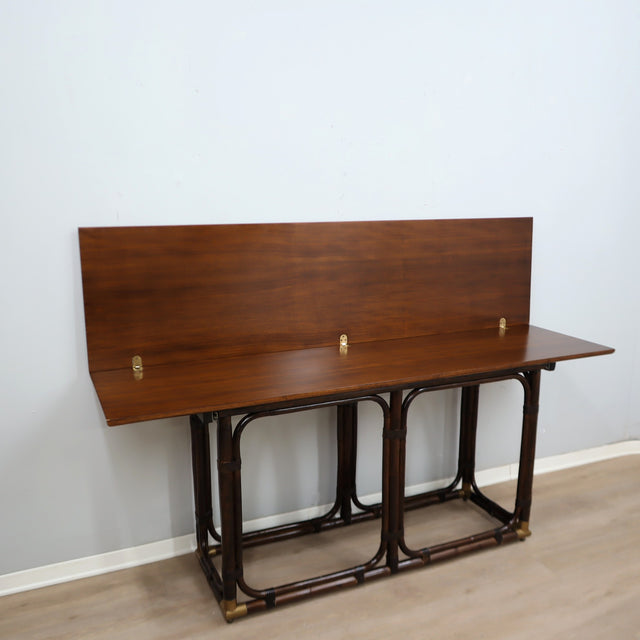 1970s McGuire convertible rattan & oak console dining table with brass. Table console convertible McGuire 70s. McGuire Rattan Klapptisch 1970er.