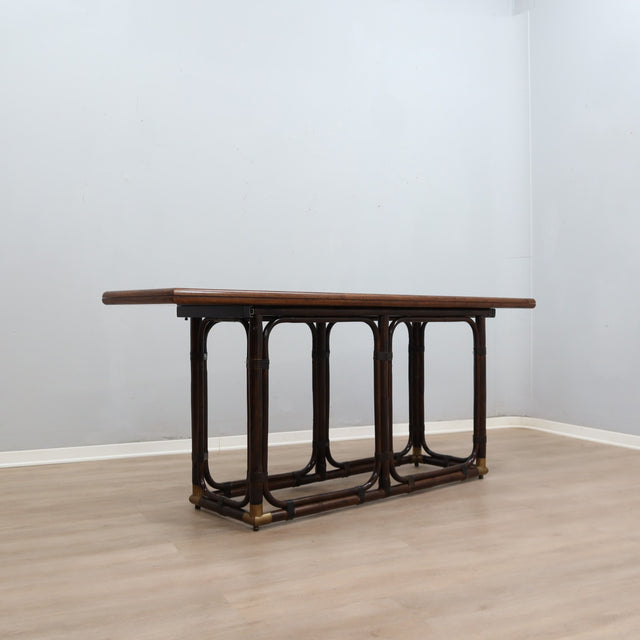 1970s McGuire convertible rattan & oak console dining table with brass. Table console convertible McGuire 70s. McGuire Rattan Klapptisch 1970er.