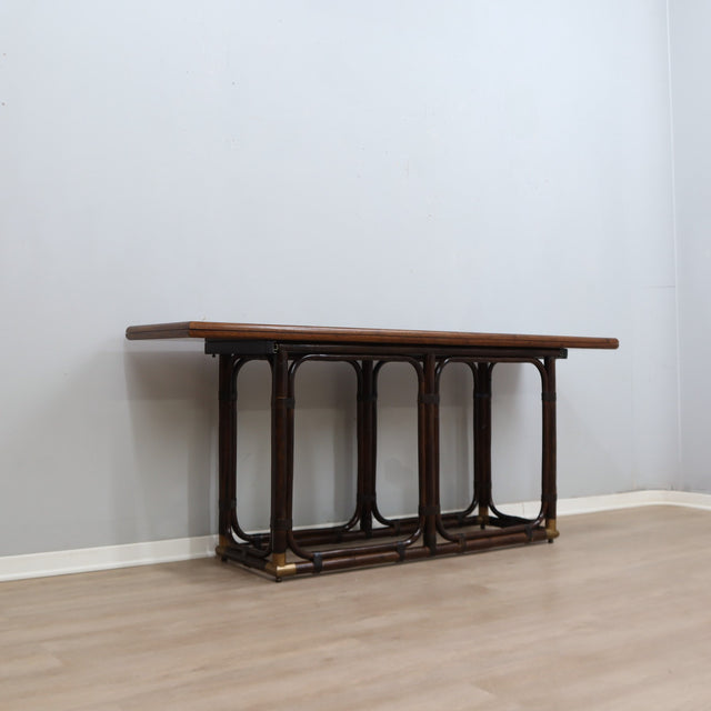 1970s McGuire convertible rattan & oak console dining table with brass. Table console convertible McGuire 70s. McGuire Rattan Klapptisch 1970er.