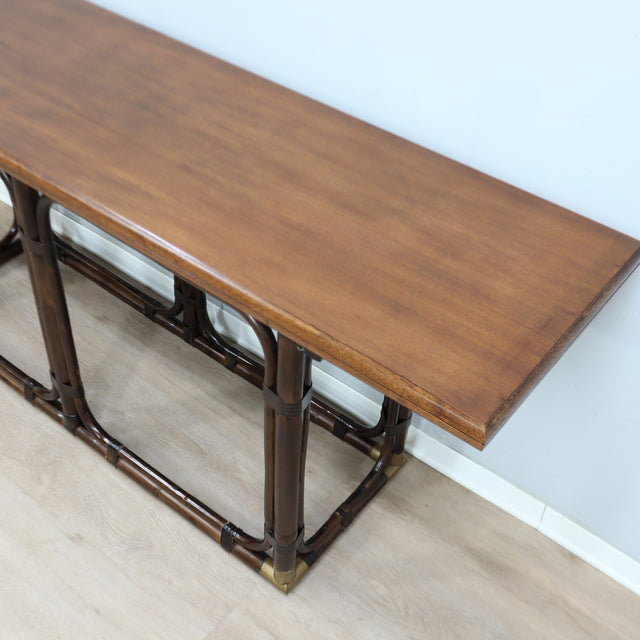 1970s McGuire convertible rattan & oak console dining table with brass. Table console convertible McGuire 70s. McGuire Rattan Klapptisch 1970er.