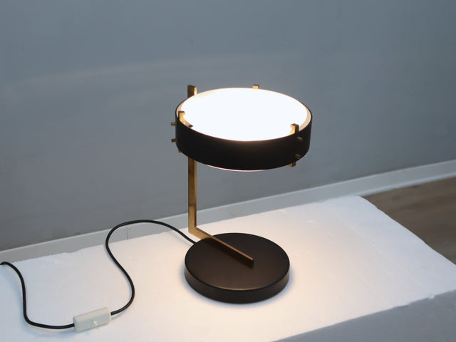 1950s O-luce table lamp by Tito Agnoli in brass & black metal. Lampada vintage ottone, Tischleuchte 50er, lampe design, lámpara mid-century retro