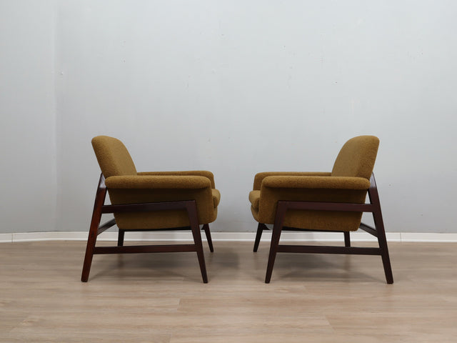 Pair of 1950s Italian armchairs in the style of Gianfranco Frattini, olive green bouclé fabric, restored wood. Coppia poltrone vintage bouclé verde.