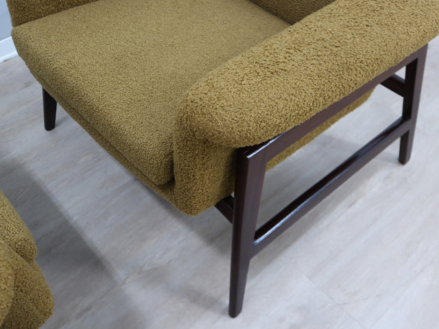 Pair of 1950s Italian armchairs in the style of Gianfranco Frattini, olive green bouclé fabric, restored wood. Coppia poltrone vintage bouclé verde.