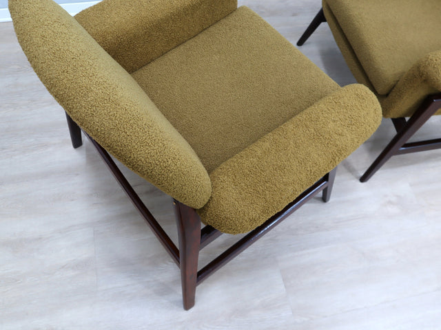 Pair of 1950s Italian armchairs in the style of Gianfranco Frattini, olive green bouclé fabric, restored wood. Coppia poltrone vintage bouclé verde.