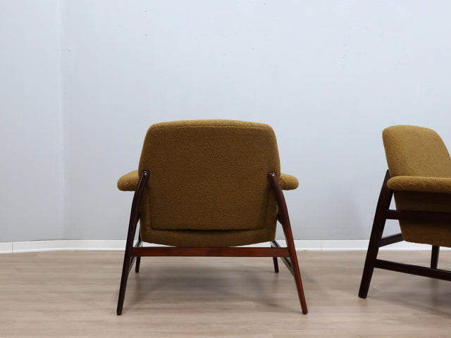 Pair of 1950s Italian armchairs in the style of Gianfranco Frattini, olive green bouclé fabric, restored wood. Coppia poltrone vintage bouclé verde.
