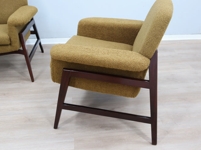 Pair of 1950s Italian armchairs in the style of Gianfranco Frattini, olive green bouclé fabric, restored wood. Coppia poltrone vintage bouclé verde.