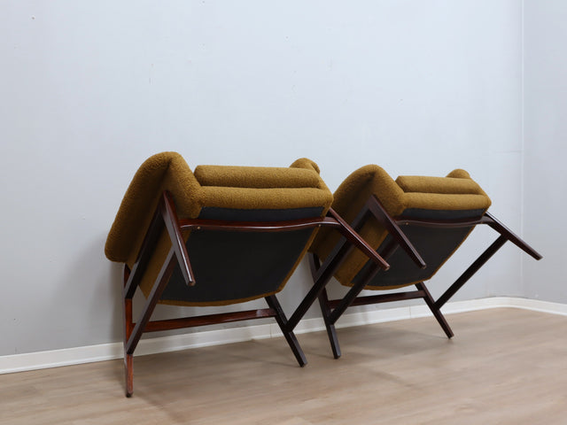 Pair of 1950s Italian armchairs in the style of Gianfranco Frattini, olive green bouclé fabric, restored wood. Coppia poltrone vintage bouclé verde.