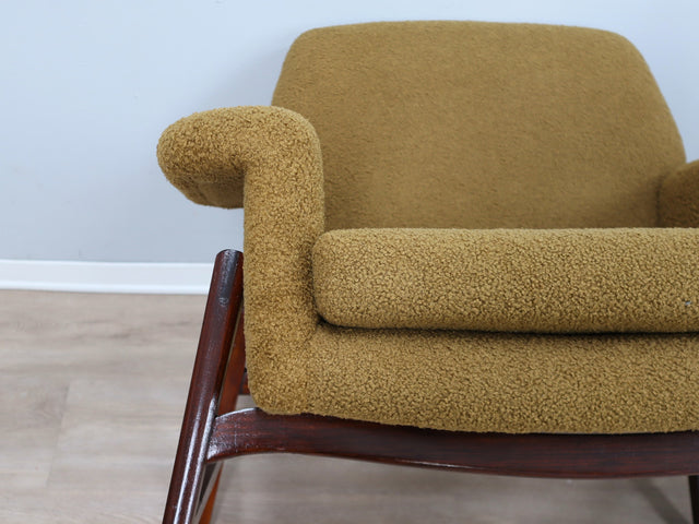 Pair of 1950s Italian armchairs in the style of Gianfranco Frattini, olive green bouclé fabric, restored wood. Coppia poltrone vintage bouclé verde.