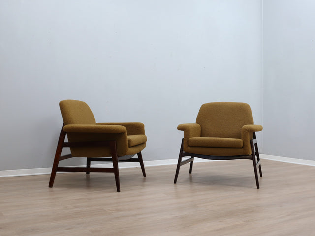 Pair of 1950s Italian armchairs in the style of Gianfranco Frattini, olive green bouclé fabric, restored wood. Coppia poltrone vintage bouclé verde.