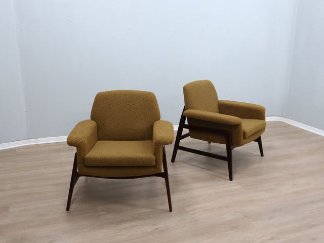 Pair of 1950s Italian armchairs in the style of Gianfranco Frattini, olive green bouclé fabric, restored wood. Coppia poltrone vintage bouclé verde.