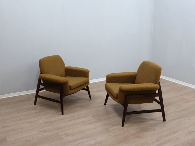 Pair of 1950s Italian armchairs in the style of Gianfranco Frattini, olive green bouclé fabric, restored wood. Coppia poltrone vintage bouclé verde.
