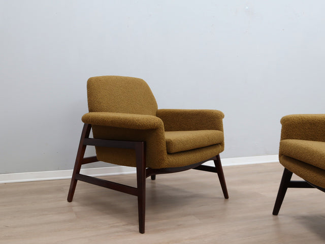Pair of 1950s Italian armchairs in the style of Gianfranco Frattini, olive green bouclé fabric, restored wood. Coppia poltrone vintage bouclé verde.