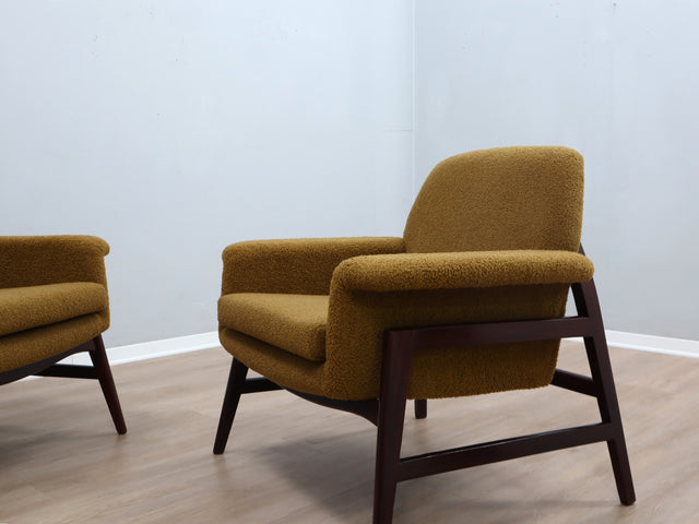Pair of 1950s Italian armchairs in the style of Gianfranco Frattini, olive green bouclé fabric, restored wood. Coppia poltrone vintage bouclé verde.