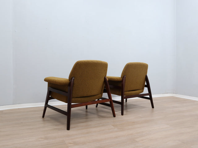 Pair of 1950s Italian armchairs in the style of Gianfranco Frattini, olive green bouclé fabric, restored wood. Coppia poltrone vintage bouclé verde.