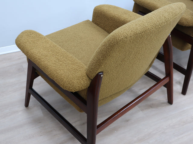 Pair of 1950s Italian armchairs in the style of Gianfranco Frattini, olive green bouclé fabric, restored wood. Coppia poltrone vintage bouclé verde.