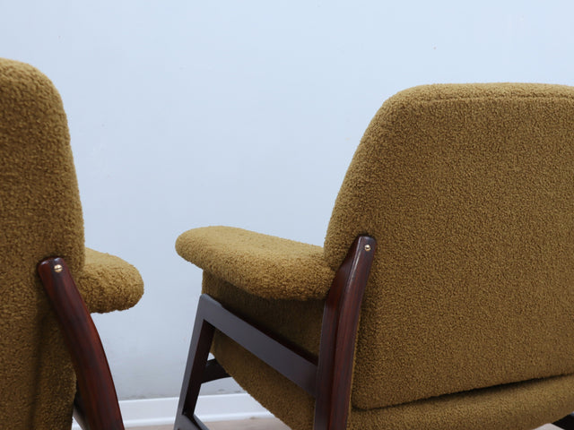 Pair of 1950s Italian armchairs in the style of Gianfranco Frattini, olive green bouclé fabric, restored wood. Coppia poltrone vintage bouclé verde.