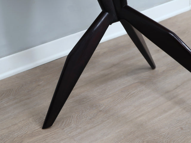 1950s Italian organic tripod coffee table, ebonized wood base, hand-shaped Carrara marble. Tavolino vintage marmo bianco. Couchtisch Marmor Design.