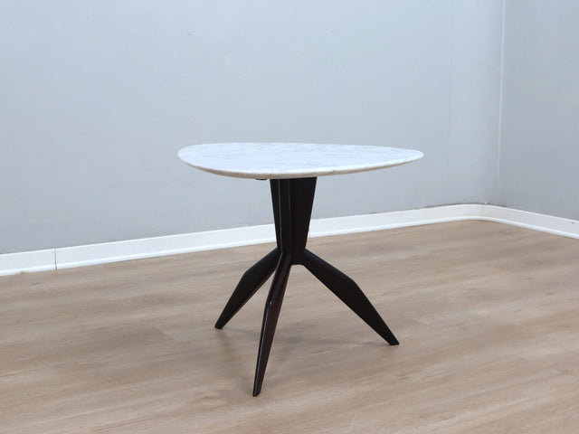 1950s Italian organic tripod coffee table, ebonized wood base, hand-shaped Carrara marble. Tavolino vintage marmo bianco. Couchtisch Marmor Design.