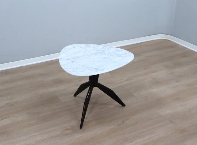 1950s Italian organic tripod coffee table, ebonized wood base, hand-shaped Carrara marble. Tavolino vintage marmo bianco. Couchtisch Marmor Design.