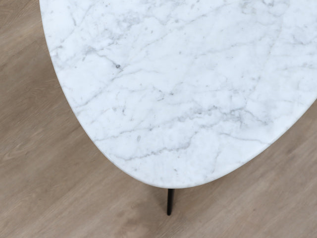 1950s Italian organic tripod coffee table, ebonized wood base, hand-shaped Carrara marble. Tavolino vintage marmo bianco. Couchtisch Marmor Design.