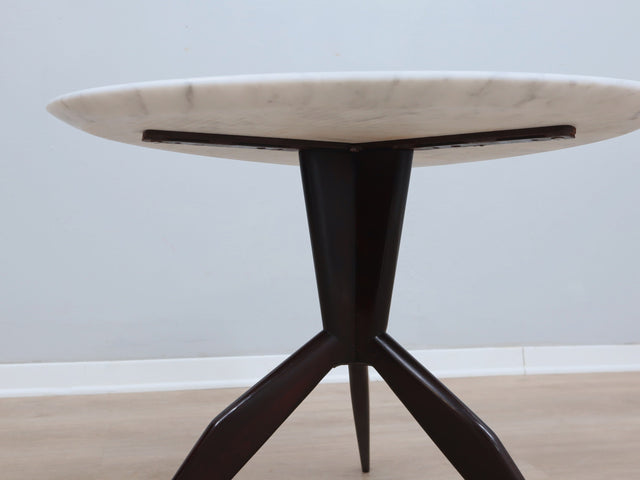 1950s Italian organic tripod coffee table, ebonized wood base, hand-shaped Carrara marble. Tavolino vintage marmo bianco. Couchtisch Marmor Design.