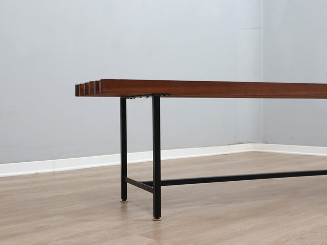 1950s teak slatted bench: panchetta vintage in teak e ferro, banc à lattes en teck, Mid-Century Modern Teakbank, banco de listones de madera maciza.