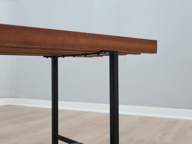 1950s teak slatted bench: panchetta vintage in teak e ferro, banc à lattes en teck, Mid-Century Modern Teakbank, banco de listones de madera maciza.