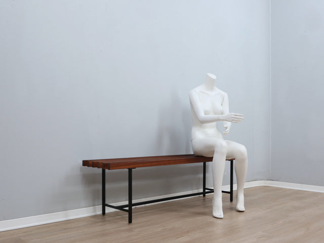 1950s teak slatted bench: panchetta vintage in teak e ferro, banc à lattes en teck, Mid-Century Modern Teakbank, banco de listones de madera maciza.