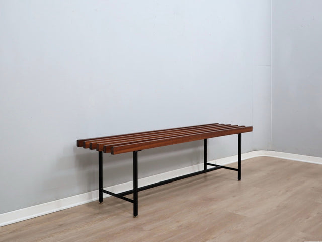 1950s teak slatted bench: panchetta vintage in teak e ferro, banc à lattes en teck, Mid-Century Modern Teakbank, banco de listones de madera maciza.