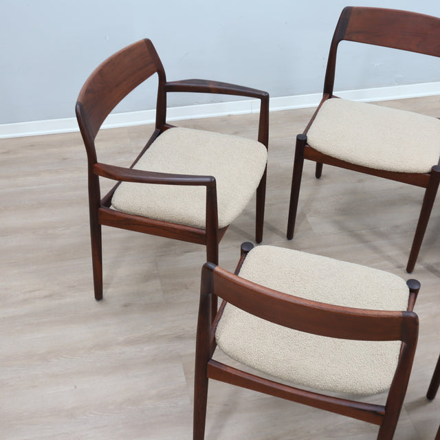 Set of 6 1960s Niels Otto Møller Danish solid teak dining chairs in off-white bouclé fabric. Set 6 sedie teak danesi anni 60 bouclé.