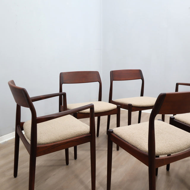 Set of 6 1960s Niels Otto Møller Danish solid teak dining chairs in off-white bouclé fabric. Set 6 sedie teak danesi anni 60 bouclé.