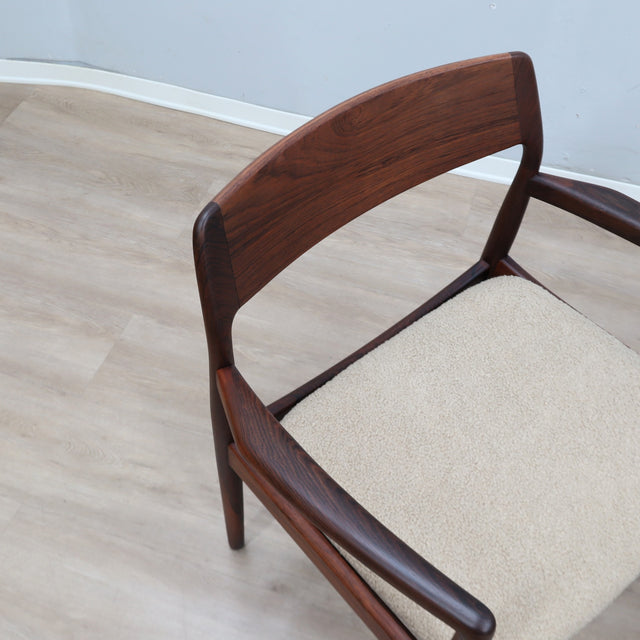 Set of 6 1960s Niels Otto Møller Danish solid teak dining chairs in off-white bouclé fabric. Set 6 sedie teak danesi anni 60 bouclé.