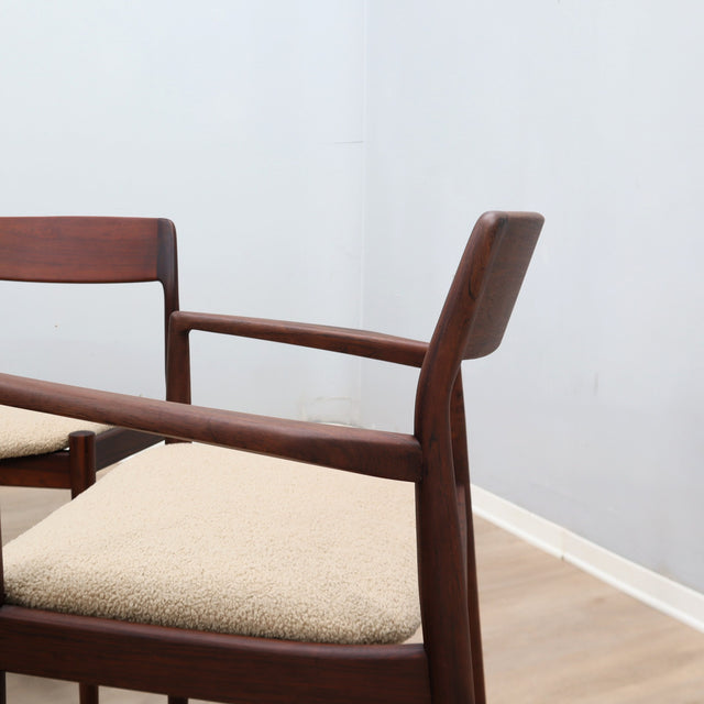 Set of 6 1960s Niels Otto Møller Danish solid teak dining chairs in off-white bouclé fabric. Set 6 sedie teak danesi anni 60 bouclé.