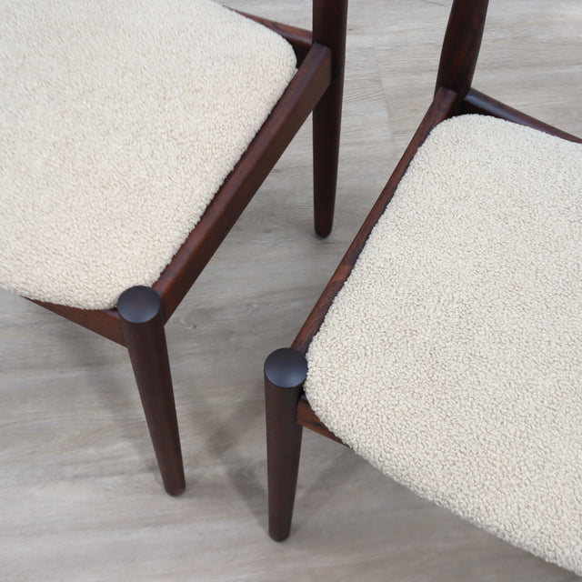 Set of 6 1960s Niels Otto Møller Danish solid teak dining chairs in off-white bouclé fabric. Set 6 sedie teak danesi anni 60 bouclé.