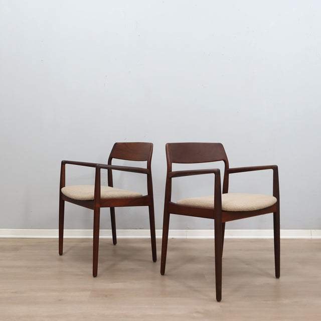 Set of 6 1960s Niels Otto Møller Danish solid teak dining chairs in off-white bouclé fabric. Set 6 sedie teak danesi anni 60 bouclé.